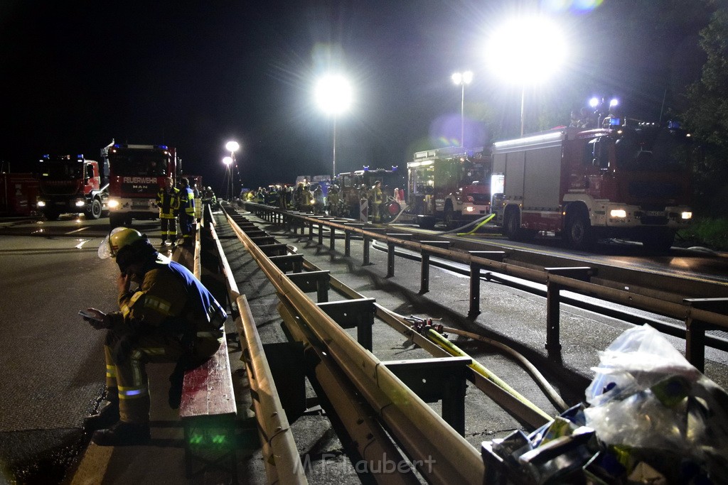 VU Gefahrgut LKW umgestuerzt A 4 Rich Koeln Hoehe AS Gummersbach P687.JPG - Miklos Laubert